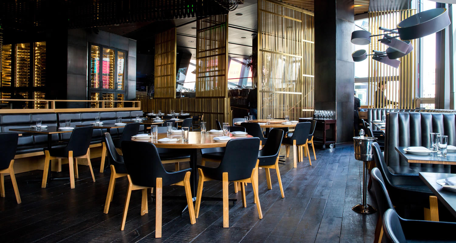 Bar en Yantzaza Naatip Restaurante ambiente nocturno