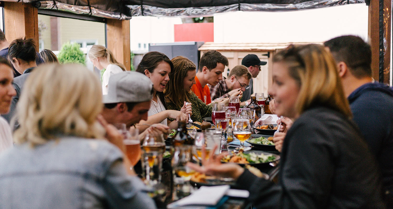 Bar en Yantzaza Naatip Restaurante ambiente nocturno